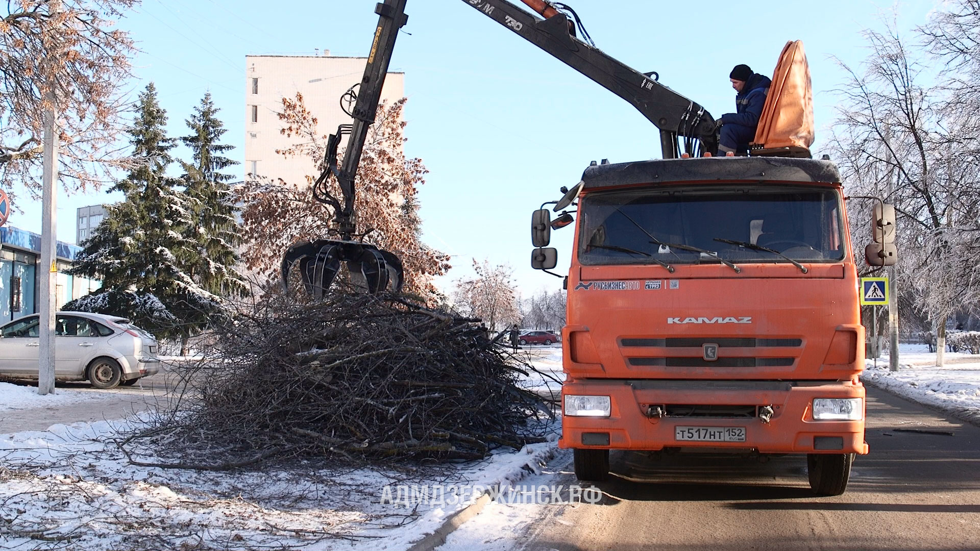 Более 200 кубометров сломанных вследствие ледяного дождя веток деревьев  вывезено с территории Дзержинска - Администрация города Дзержинска